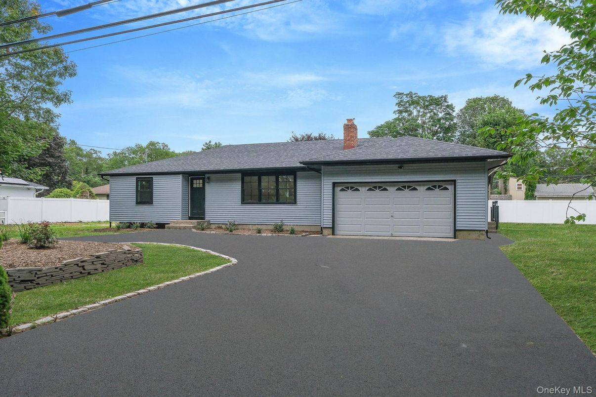 Attached, Exterior, Facade, Ranch