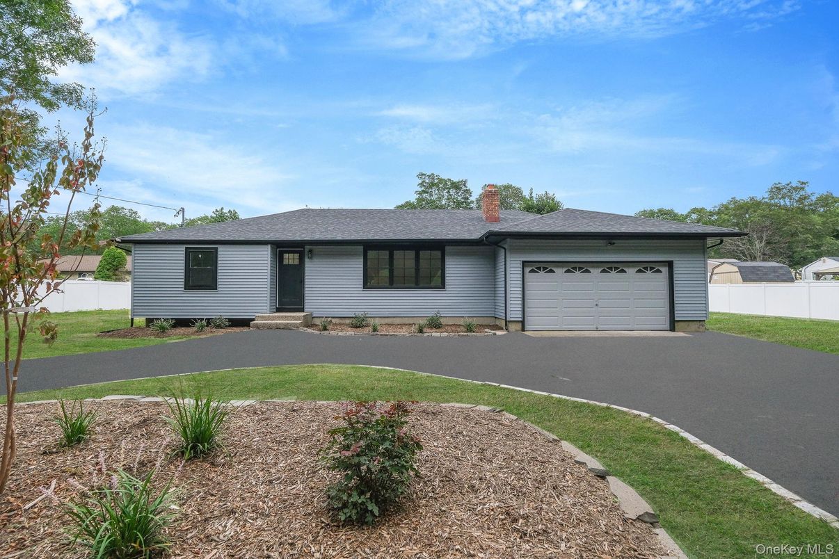 Attached, Exterior, Facade, Ranch