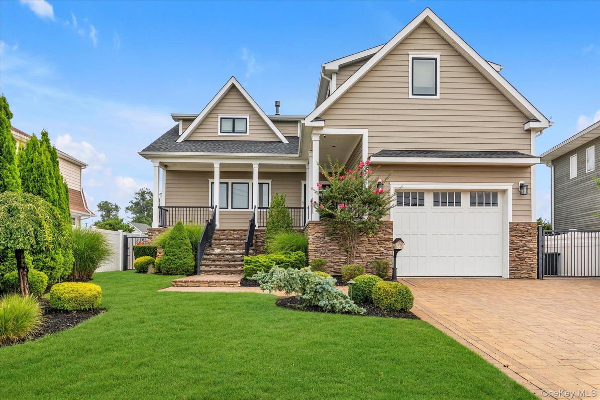 Attached, Exterior, Facade, American Craftsman