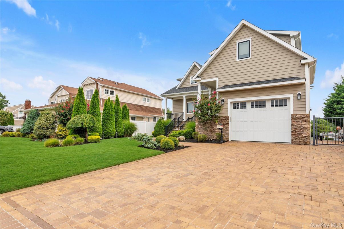 Attached, Exterior, Facade, Ranch