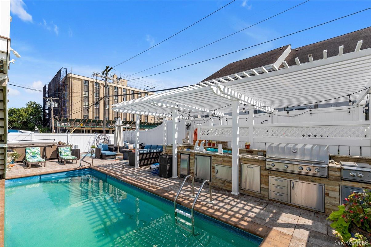 Exterior, Pool