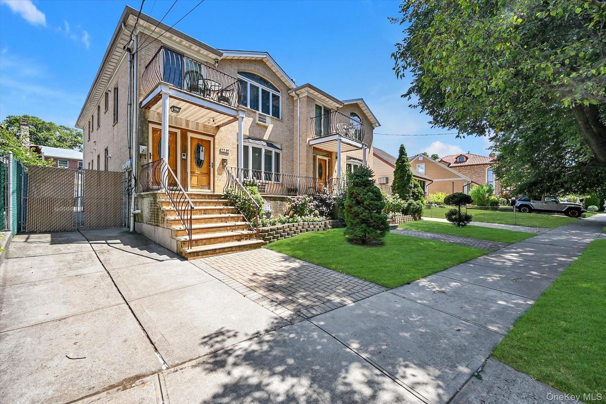 Exterior, Facade, Queen Anne Victorian