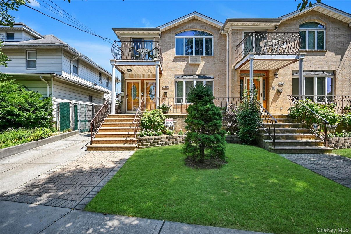 Exterior, Facade, Brick Facade, Rowhouse