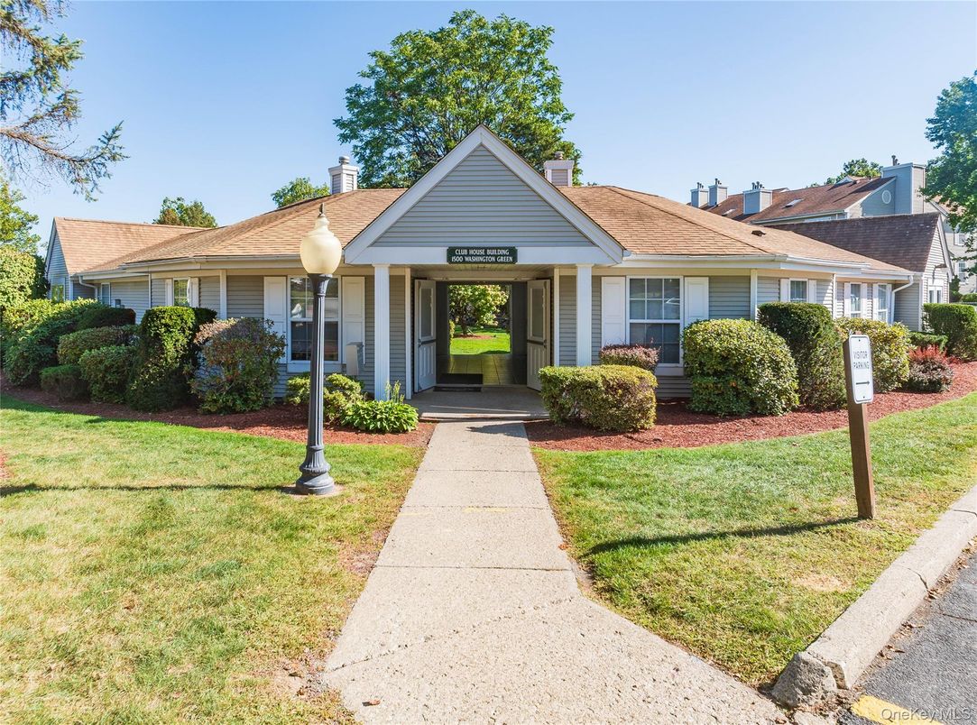 Exterior, Facade, Ranch