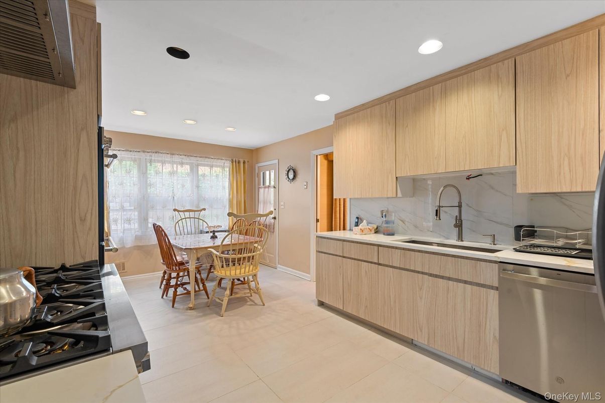 Dining room, Interior, Kitchen, Recessed Lighting, Stainless Steel Appliances