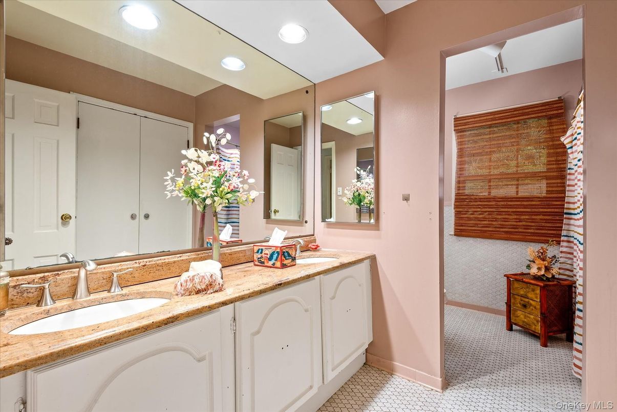 Bathroom, Dual Sink Vanities, Interior, Recessed Lighting