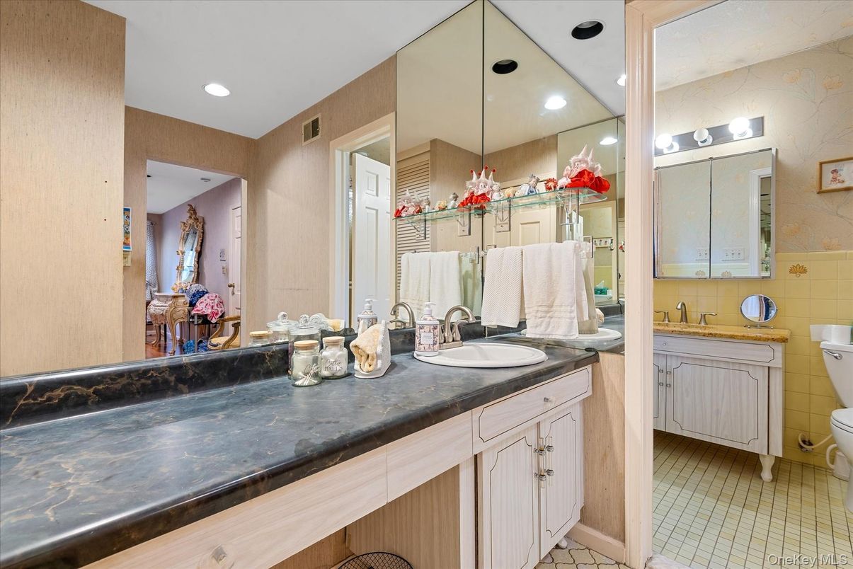 Bathroom, Dual Sink Vanities, Interior, Recessed Lighting
