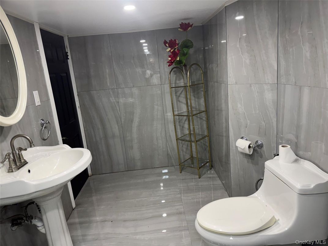 Bathroom, Interior, Recessed Lighting