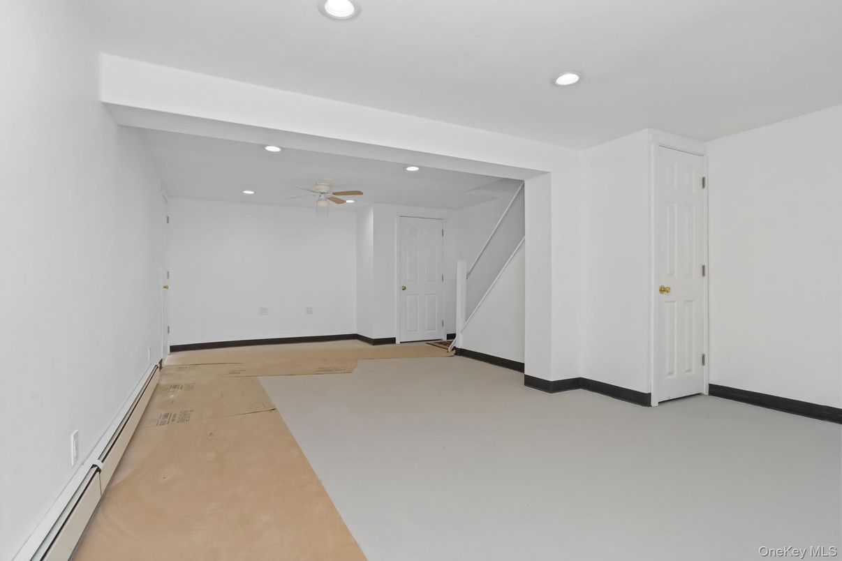 Empty room, Interior, Recessed Lighting