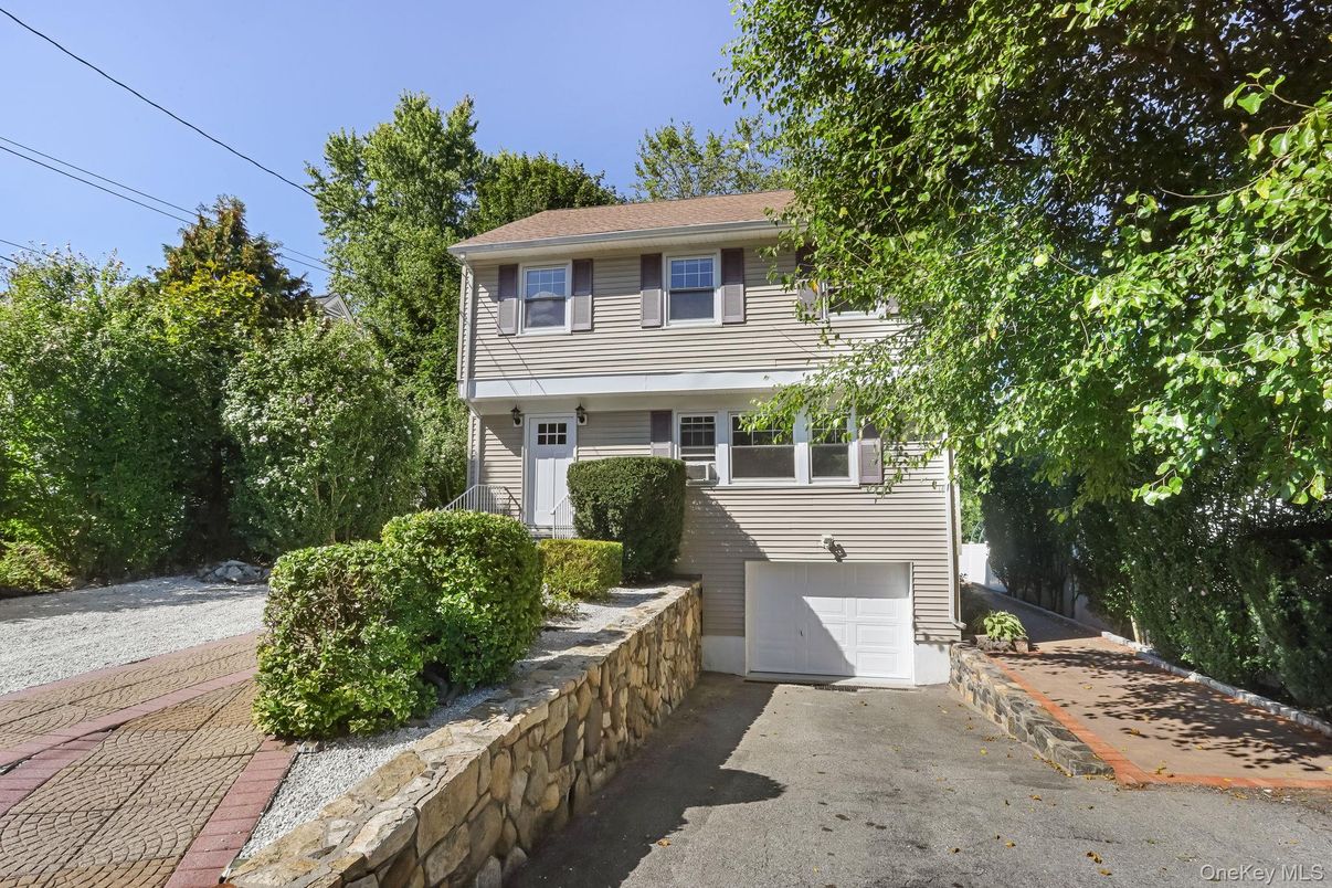 Attached, Exterior, Facade, Split Level