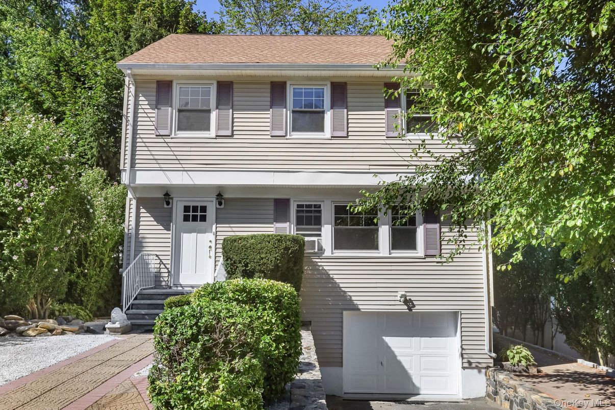 Exterior, Facade, American Foursquare