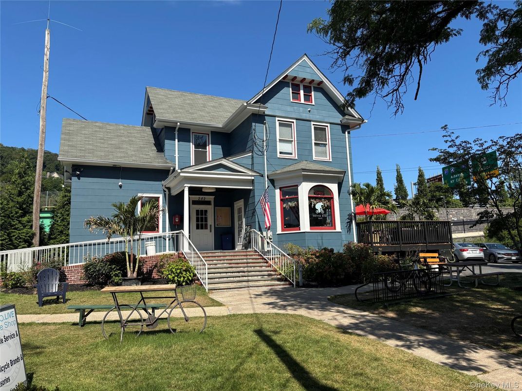 Backyard, Exterior, Facade, Queen Anne Victorian