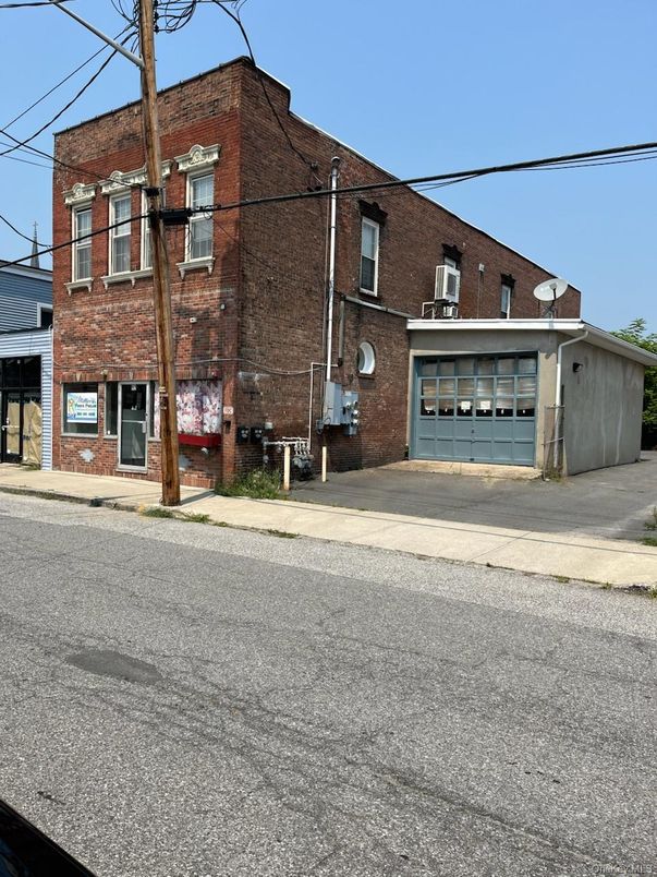 Attached, Detached Garage, Exterior, Facade, Brick Facade, Rowhouse