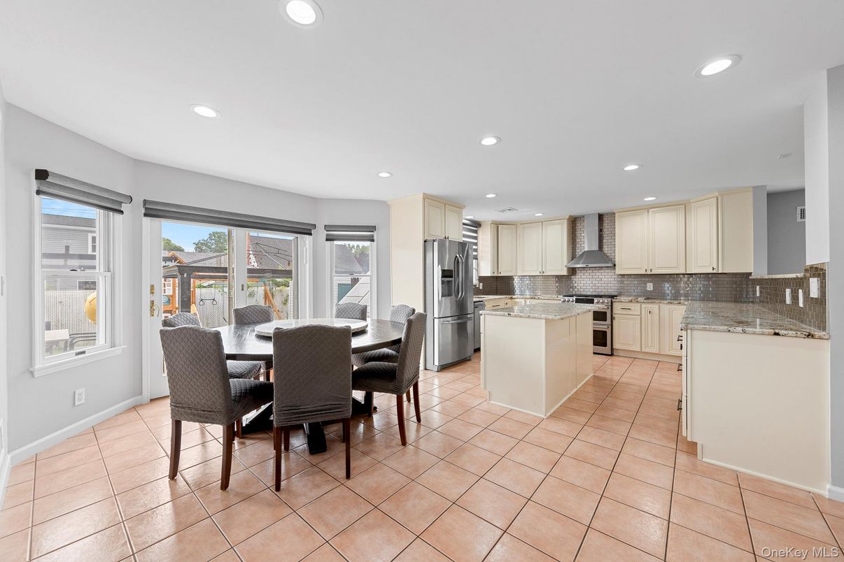 Dining room, Interior, Kitchen, Recessed Lighting, Stainless Steel Appliances
