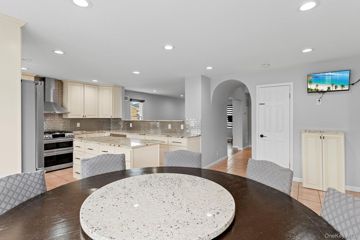 Dining room, Interior, Kitchen, Recessed Lighting, Stainless Steel Appliances