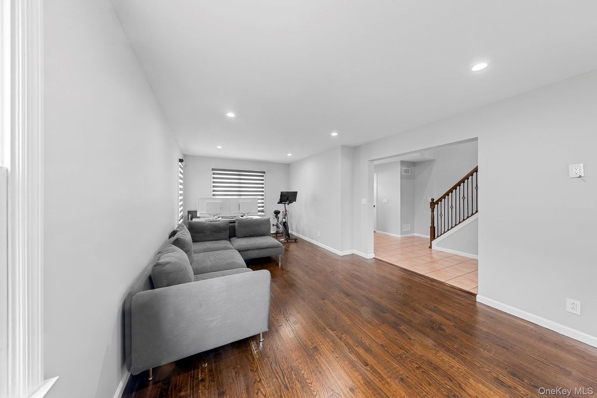Fitness Equipment, Interior, Living room, Recessed Lighting, Wood Texture Flooring