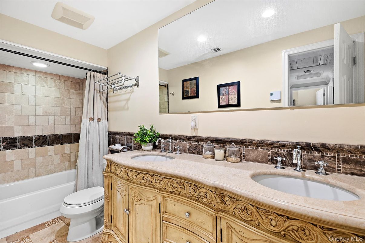 Bathroom, Dual Sink Vanities, Interior, Recessed Lighting
