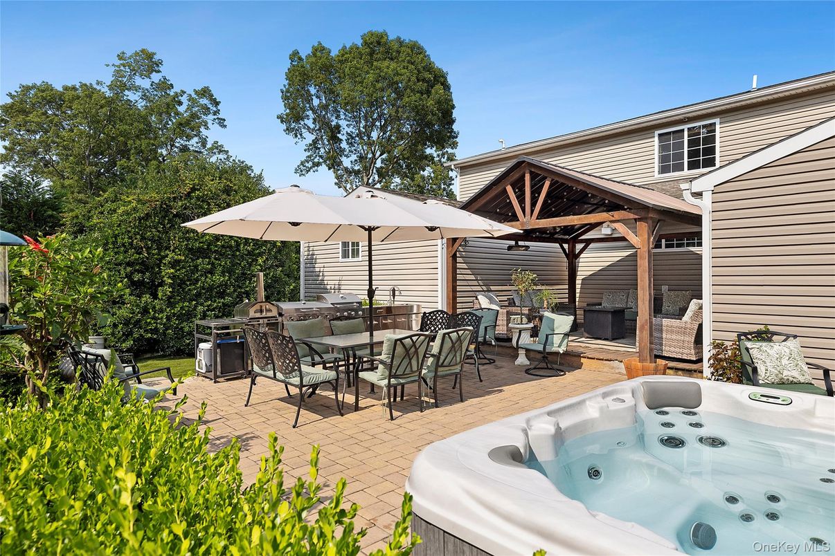 Exterior, Hot Tub, Outdoor Kitchen