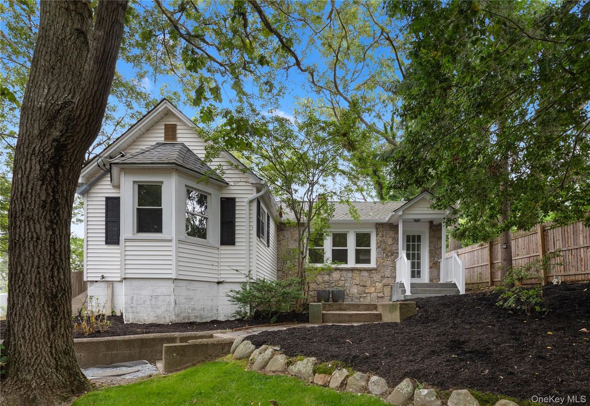 Attached, Exterior, Facade, Queen Anne Victorian