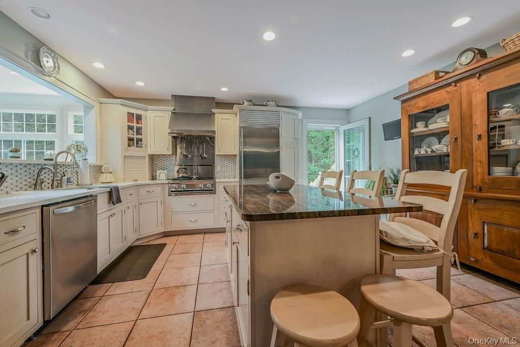 Dining room, Interior, Kitchen, Recessed Lighting, Stainless Steel Appliances