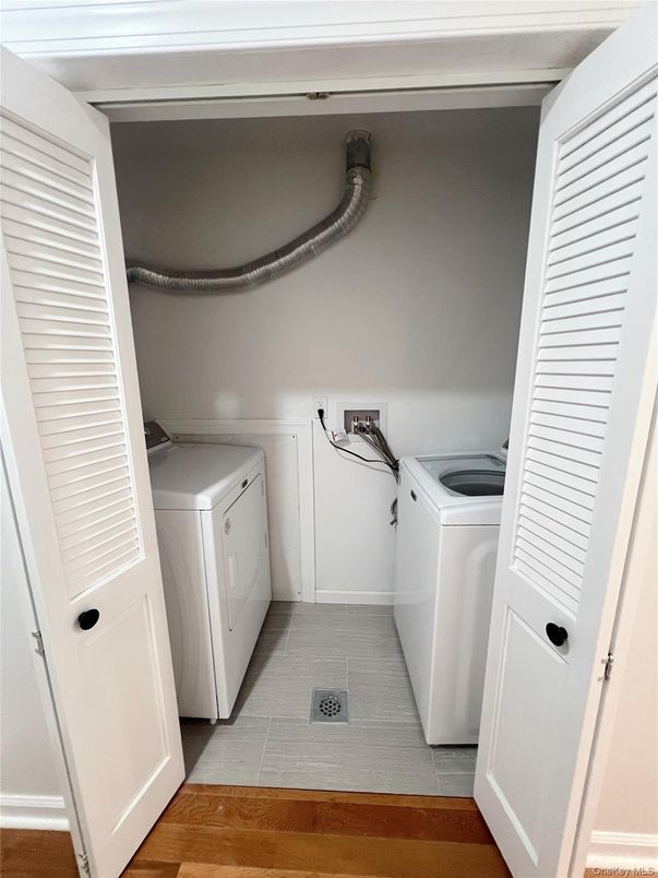 Interior, Utility Closets, Washer, Wood Texture Flooring