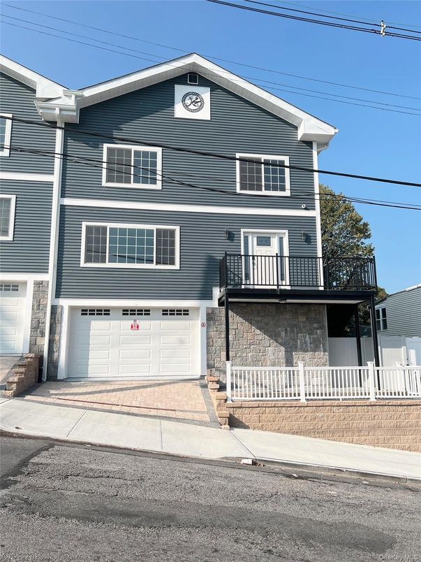 Attached, Exterior, Facade, Rowhouse