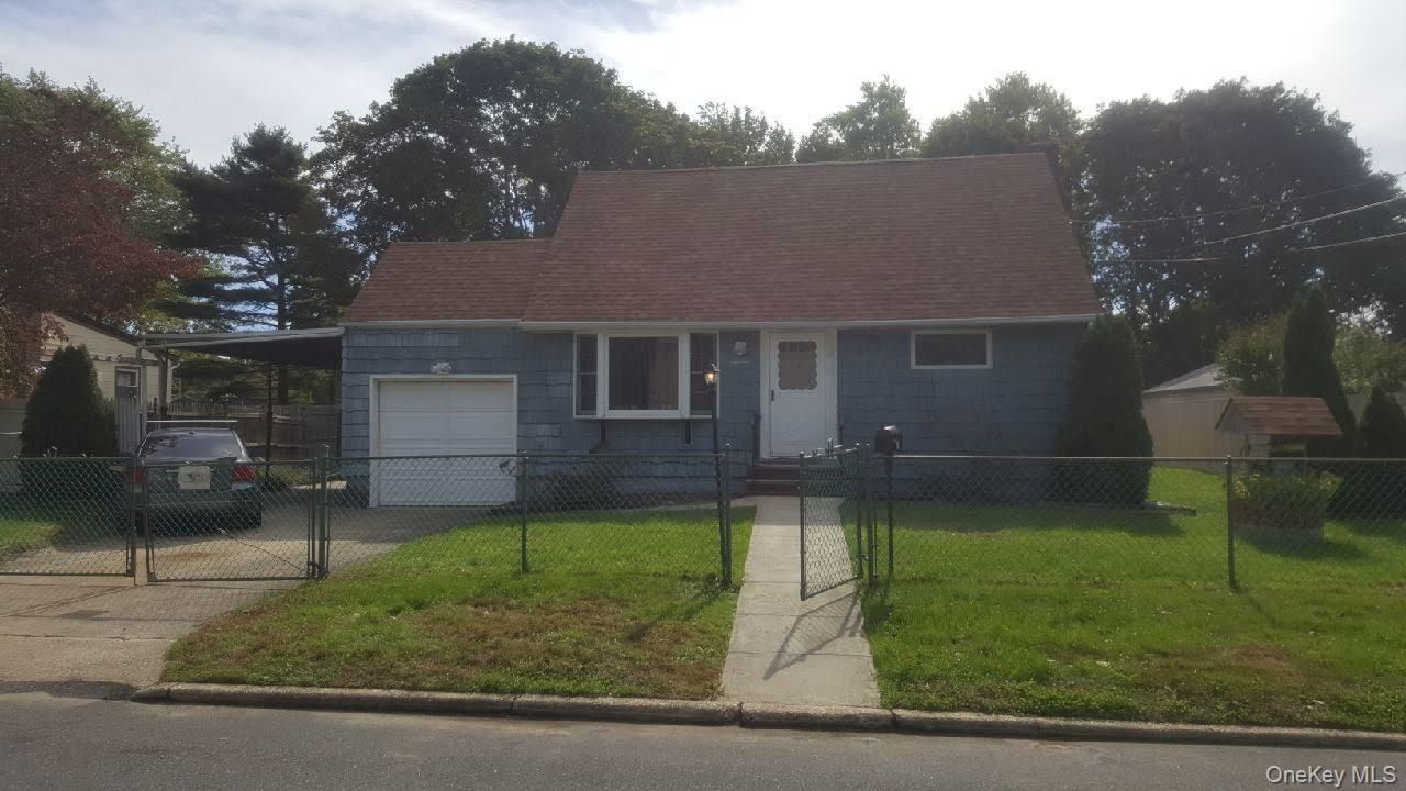 Attached, Exterior, Facade, Cape Cod