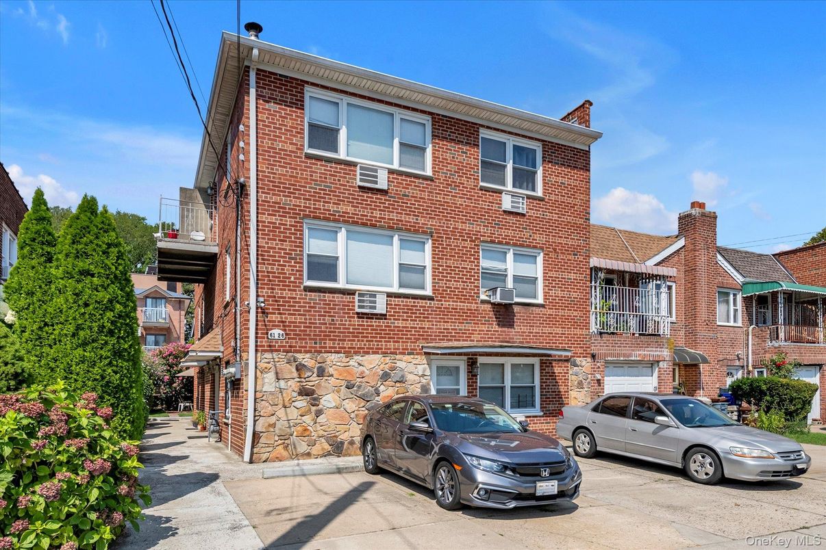 Exterior, Facade, Brick Facade, Rowhouse
