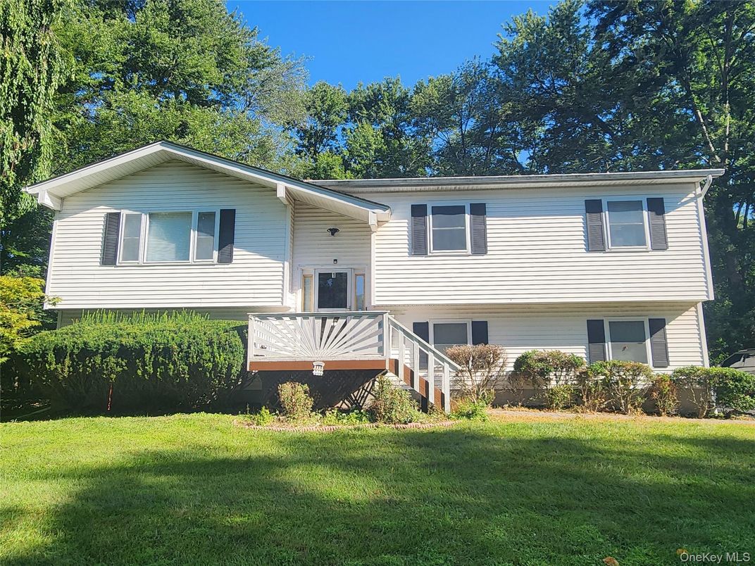 Exterior, Facade, Raised Ranch