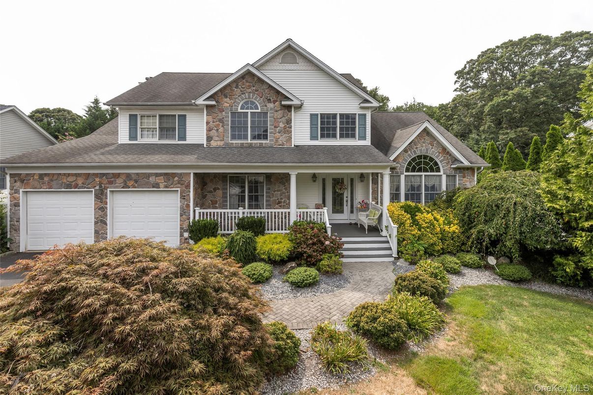 Attached, Exterior, Facade, Farmhouse