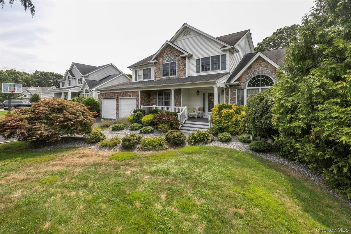 Attached, Exterior, Facade, Farmhouse