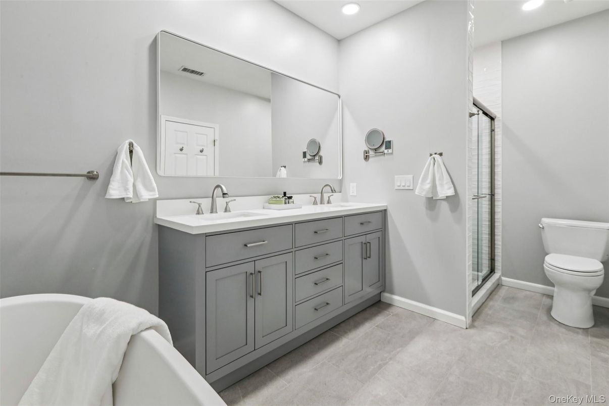 Bathroom, Dual Sink Vanities, Interior, Recessed Lighting