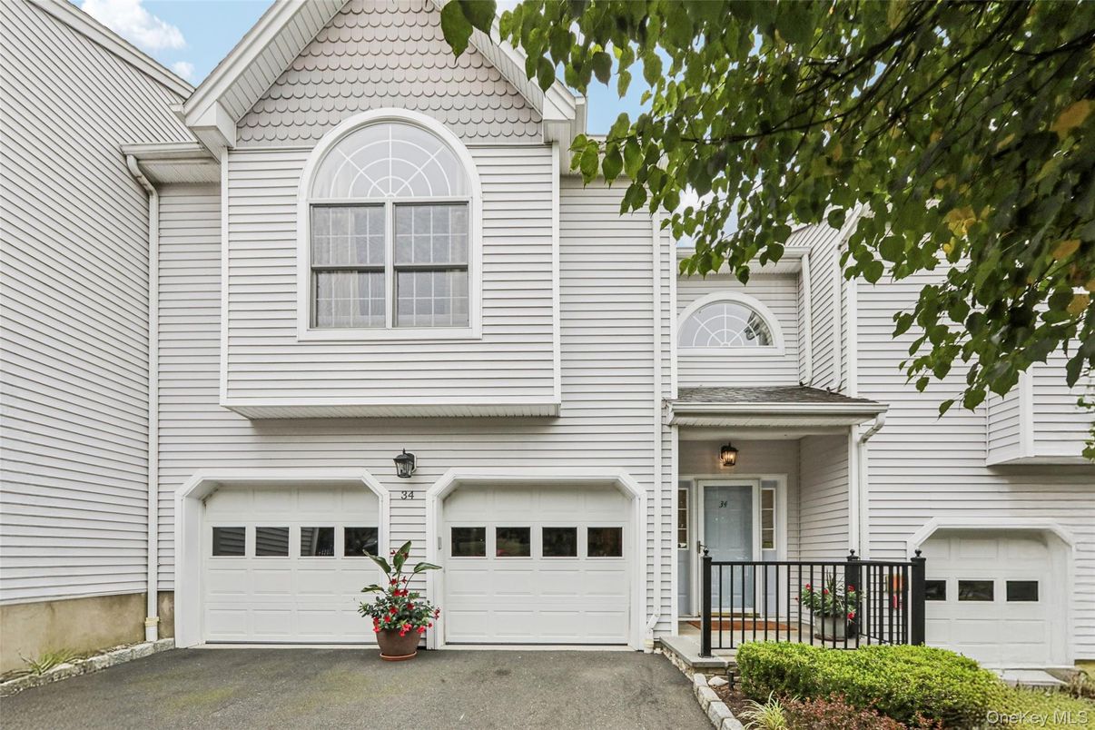 Attached, Exterior, Facade, Queen Anne Victorian