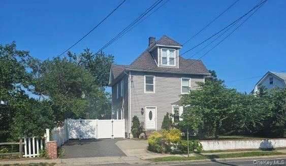 Exterior, Facade, Queen Anne Victorian