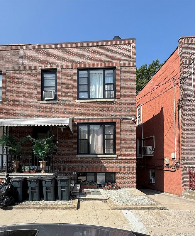 Exterior, Facade, Brick Facade, Rowhouse