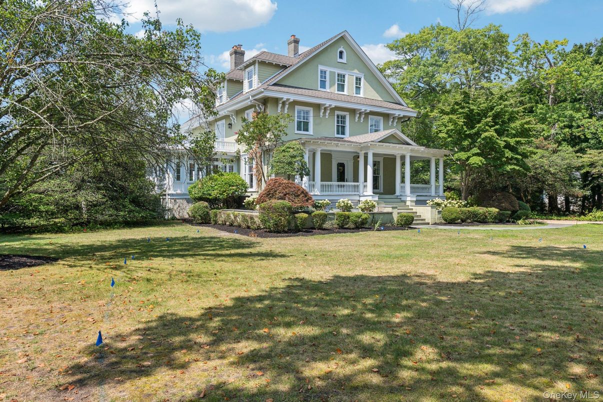 Backyard, Exterior, Facade, Queen Anne Victorian