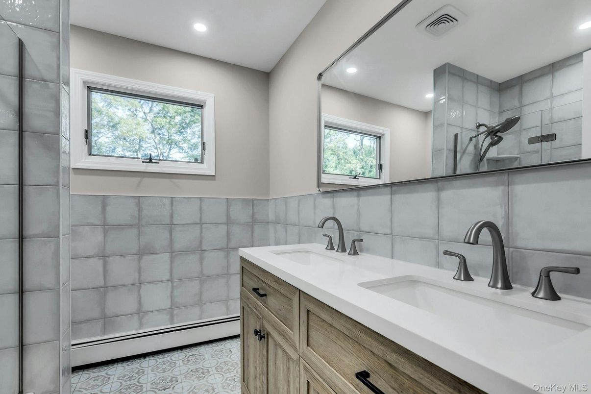 Bathroom, Dual Sink Vanities, Interior, Recessed Lighting