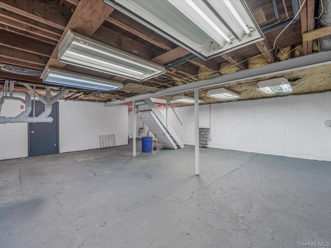 Garage, Interior, Wooden Beams