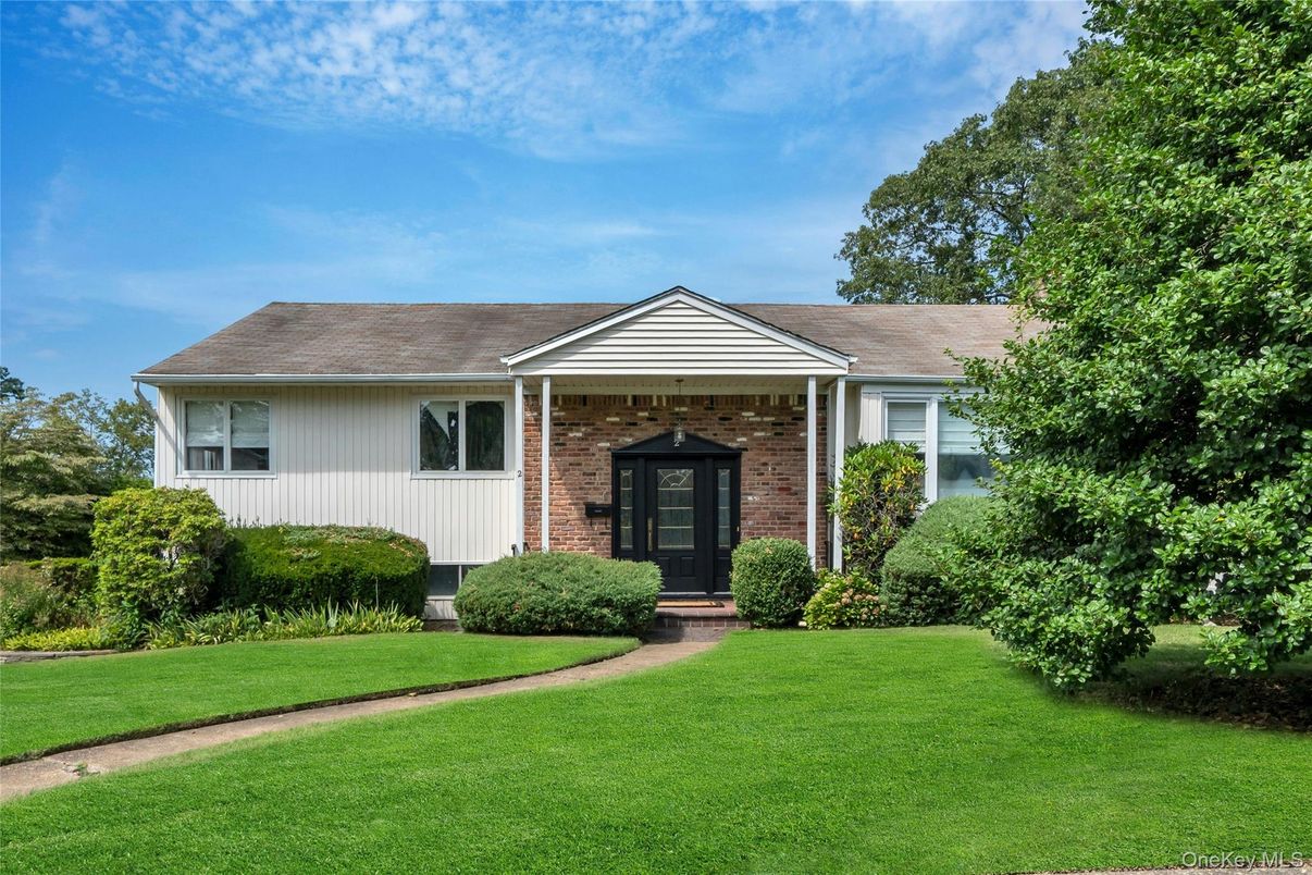 Exterior, Facade, Brick Facade, Ranch