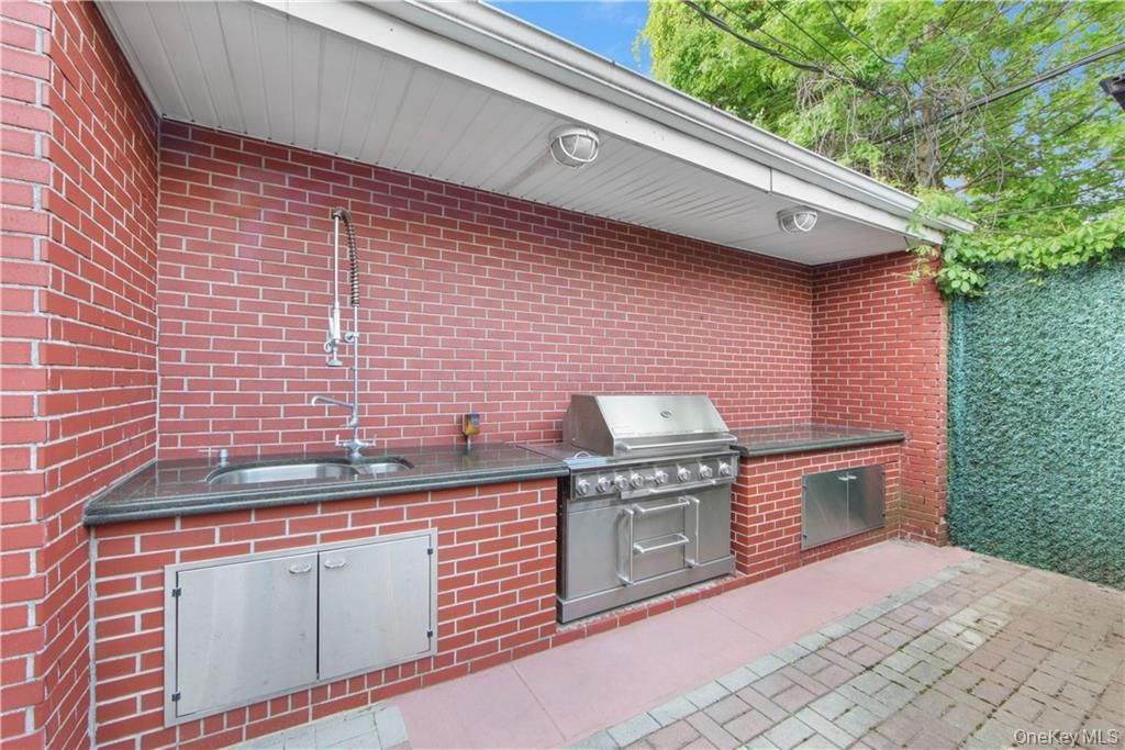 Exterior, Outdoor Kitchen