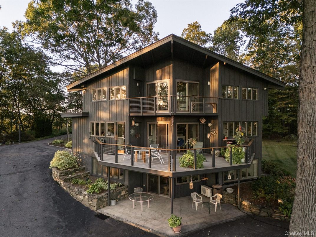 Exterior, Facade, Raised Ranch