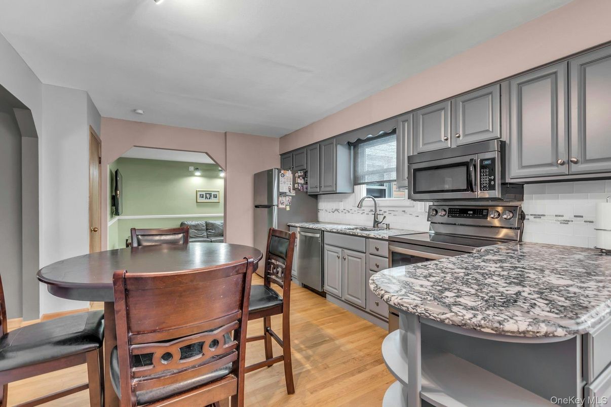 Dining room, Interior, Kitchen, Stainless Steel Appliances, Wood Texture Flooring