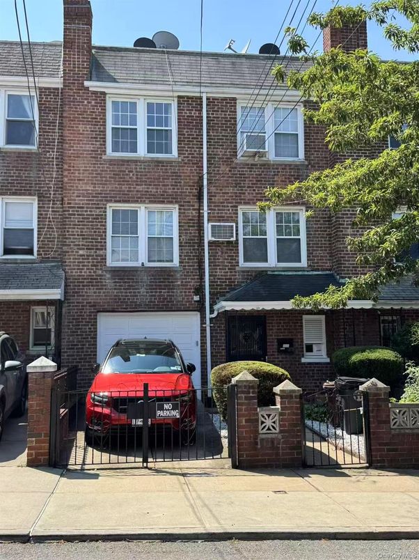 Attached, Exterior, Facade, Brick Facade, Rowhouse