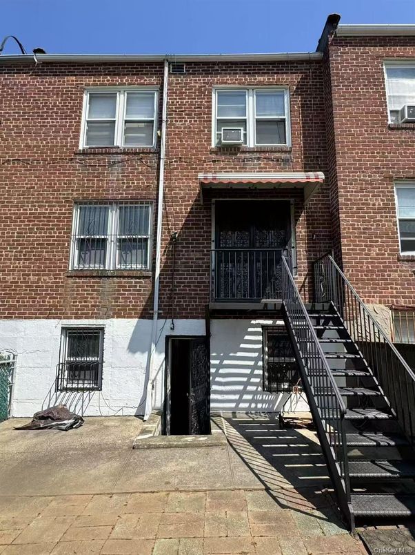 Exterior, Facade, Brick Facade, Rowhouse