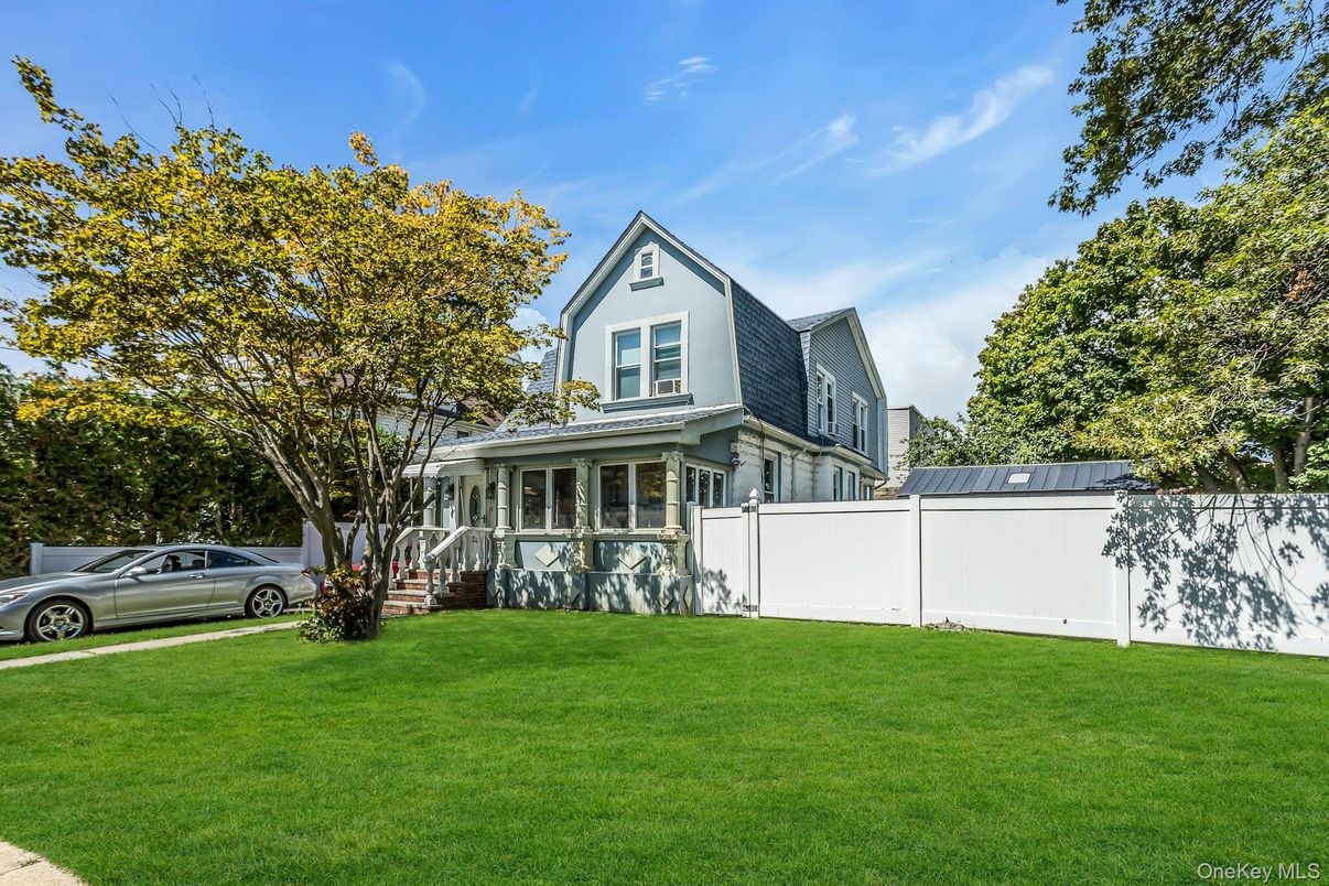 Backyard, Exterior, Facade, Queen Anne Victorian