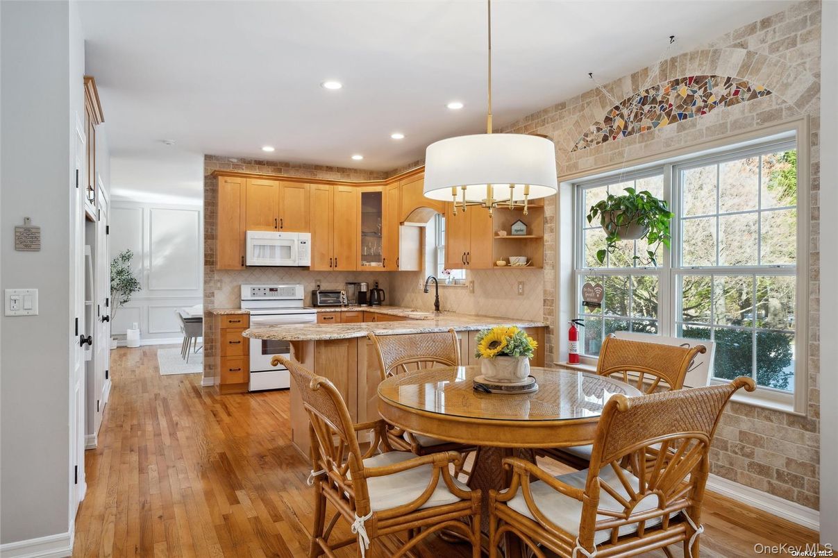 Dining room, Interior, Kitchen, Pendant Lights, Recessed Lighting, Wood Texture Flooring