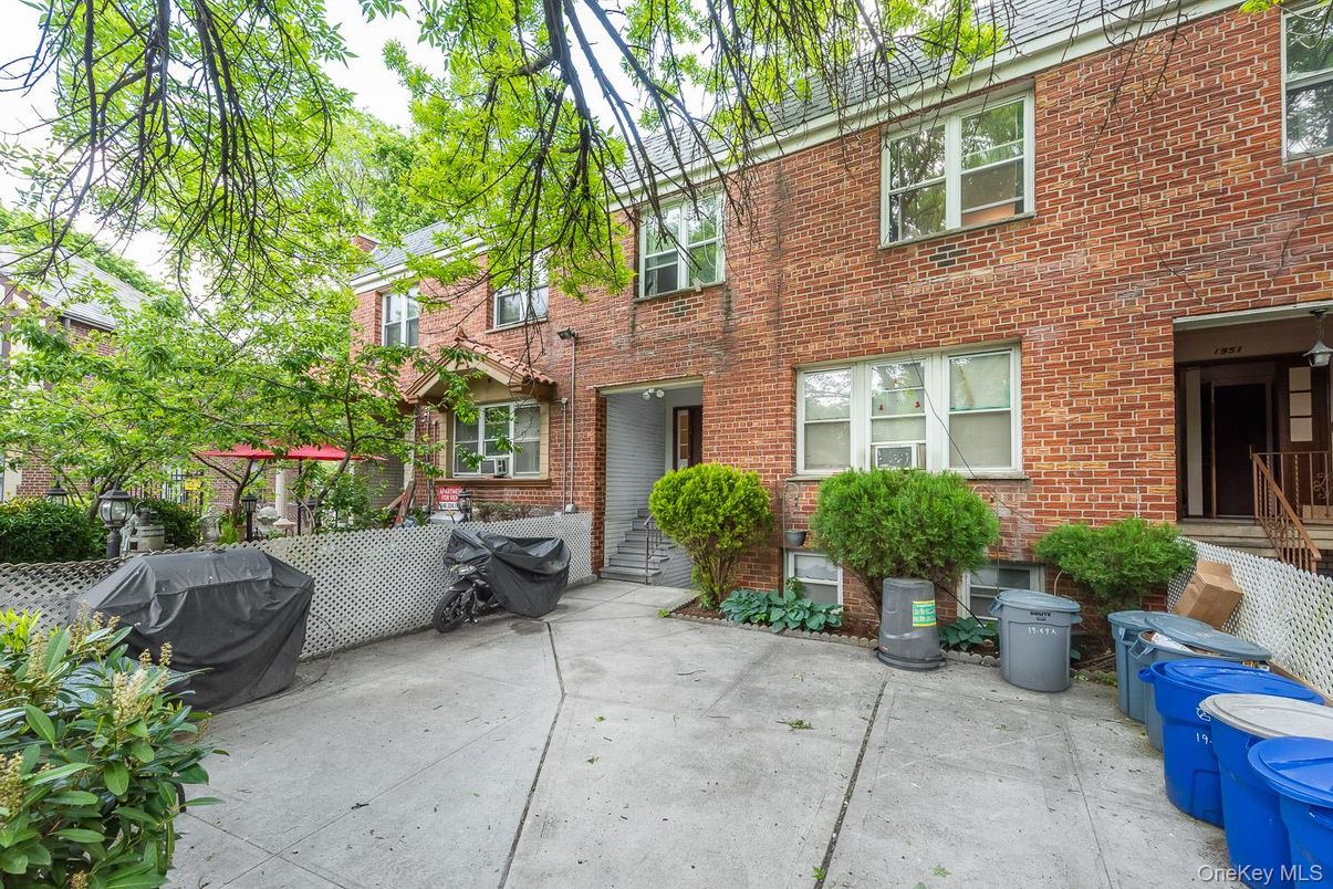 Exterior, Facade, Brick Facade, Rowhouse