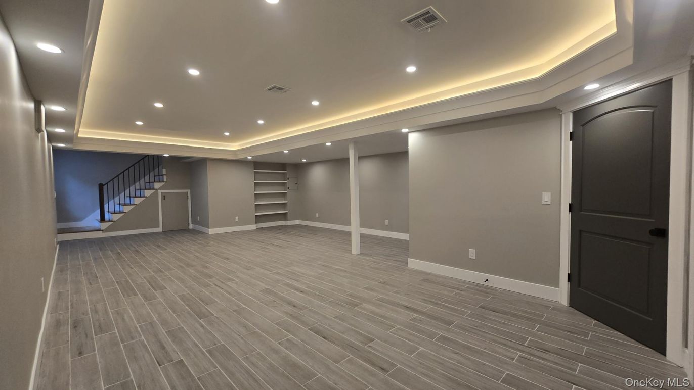 Interior, Recessed Lighting, Wood Texture Flooring