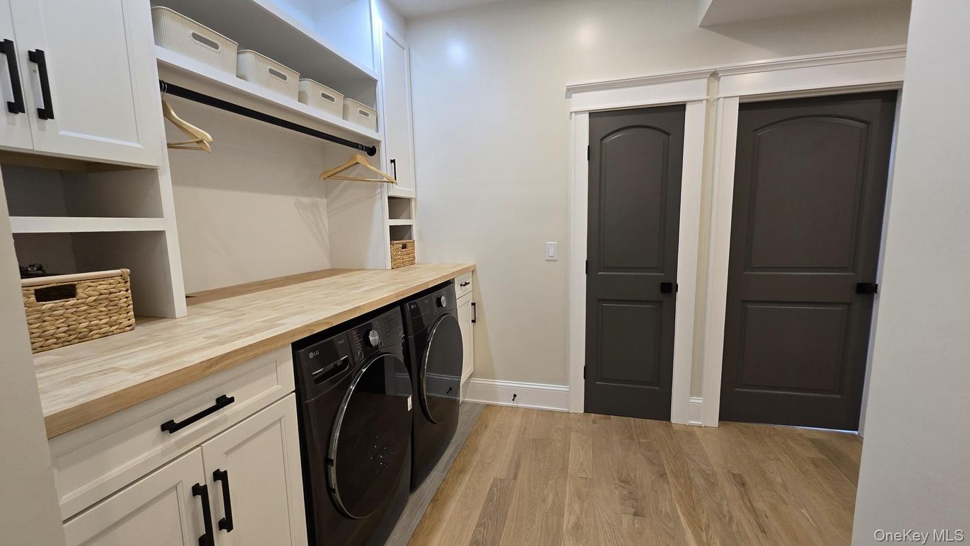 Interior, Washer, Wood Texture Flooring