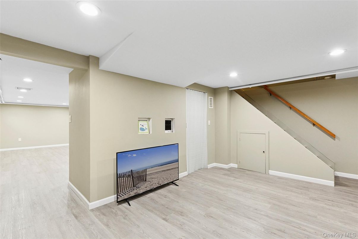 Interior, Recessed Lighting, Wood Texture Flooring